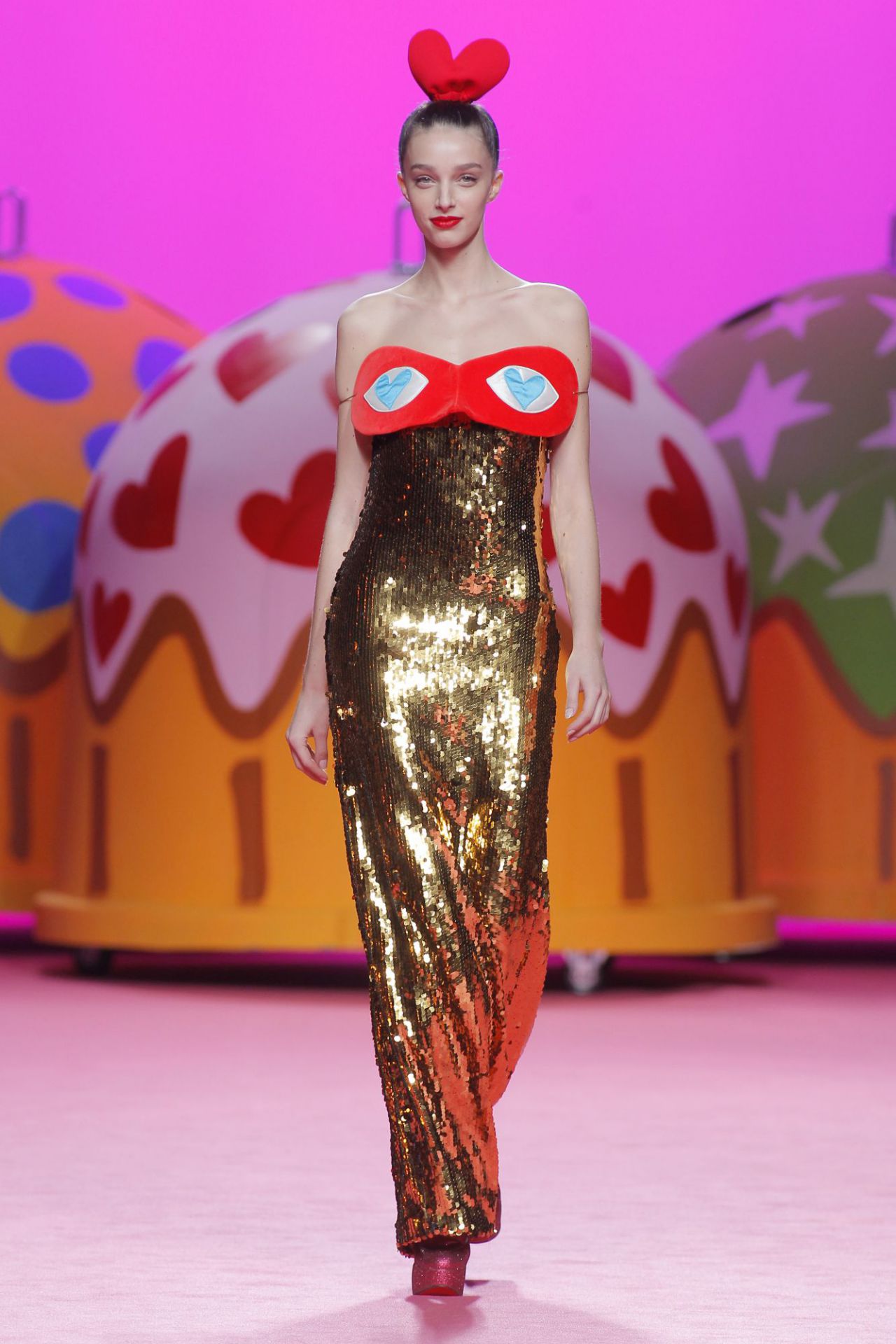 El rosa fue el color predominante tanto en la puesta en escena como en las prendas