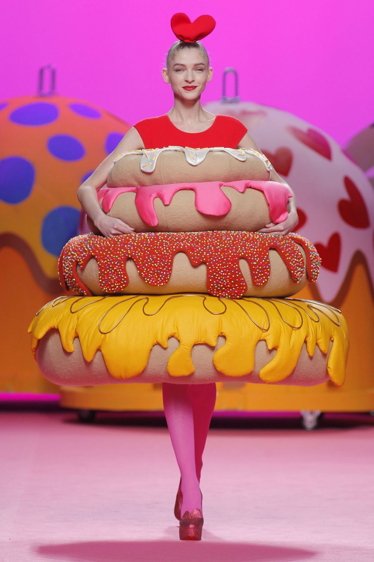 Jugó con las texturas empleando tejidos suaves, pailletes, tul y raso. 