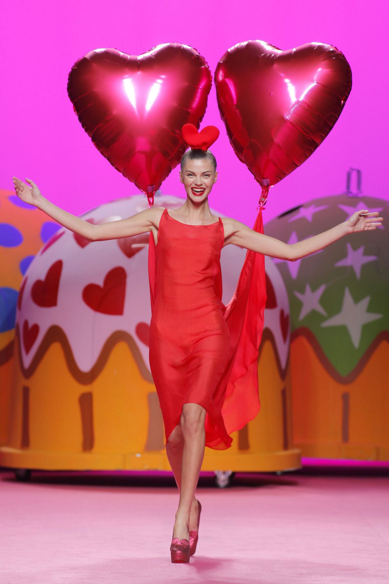 Globos de helio que sujetan la cola de un vestido, fulares con forma de donut, tocados románticos en forma de corazón… 