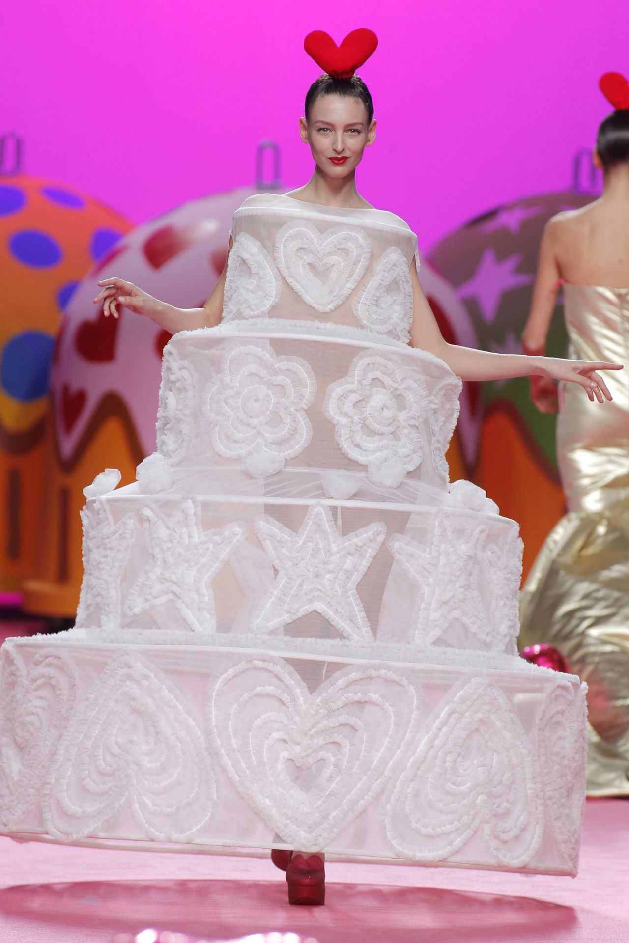 Las modelos desfilaron a la vez que bailaron al ritmo de Alaska y el público se contagió de la alegría teñida de rosa. 