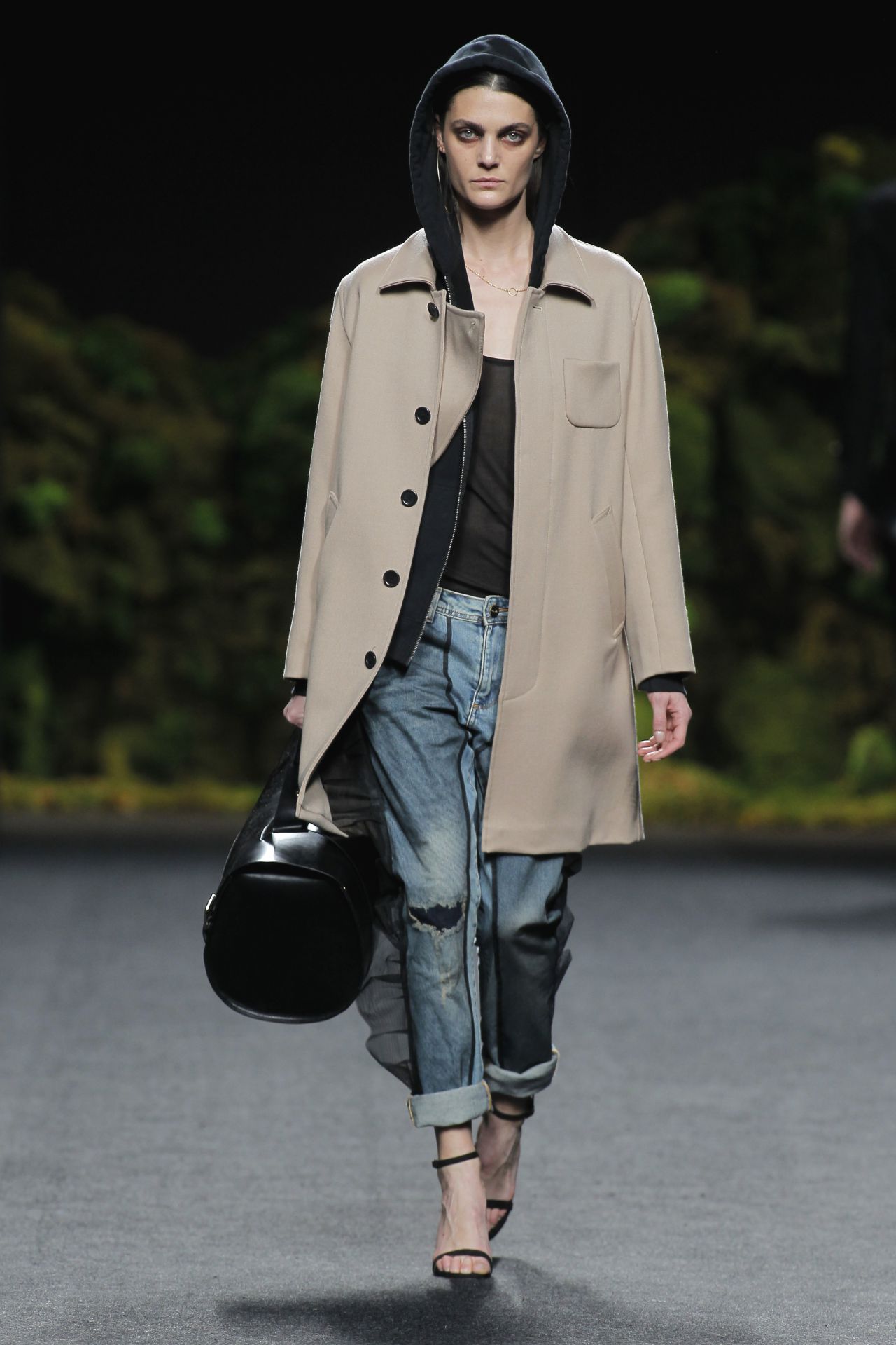 Oliva se compone de prendas asequibles para él y para ella y el diseñador se inspiró en la tendencia unisex de Calvin Klein para crear una colección ungendered que no distingue entre sexos. 