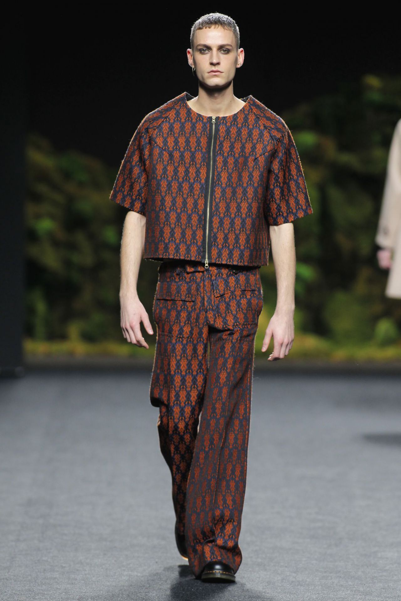 La propuesta del diseñador se compone de prendas oversized de aire deportivo