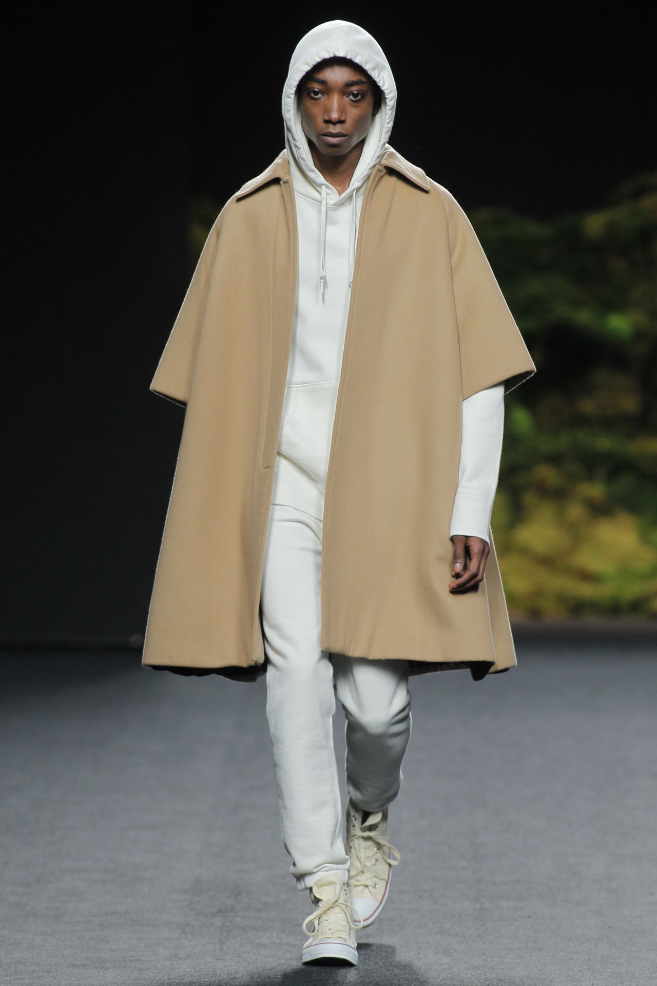 Trajes masculinos que también son femeninos y una paleta de colores de lo más otoñal con tonos como el azul marino, el beige y el caoba. 