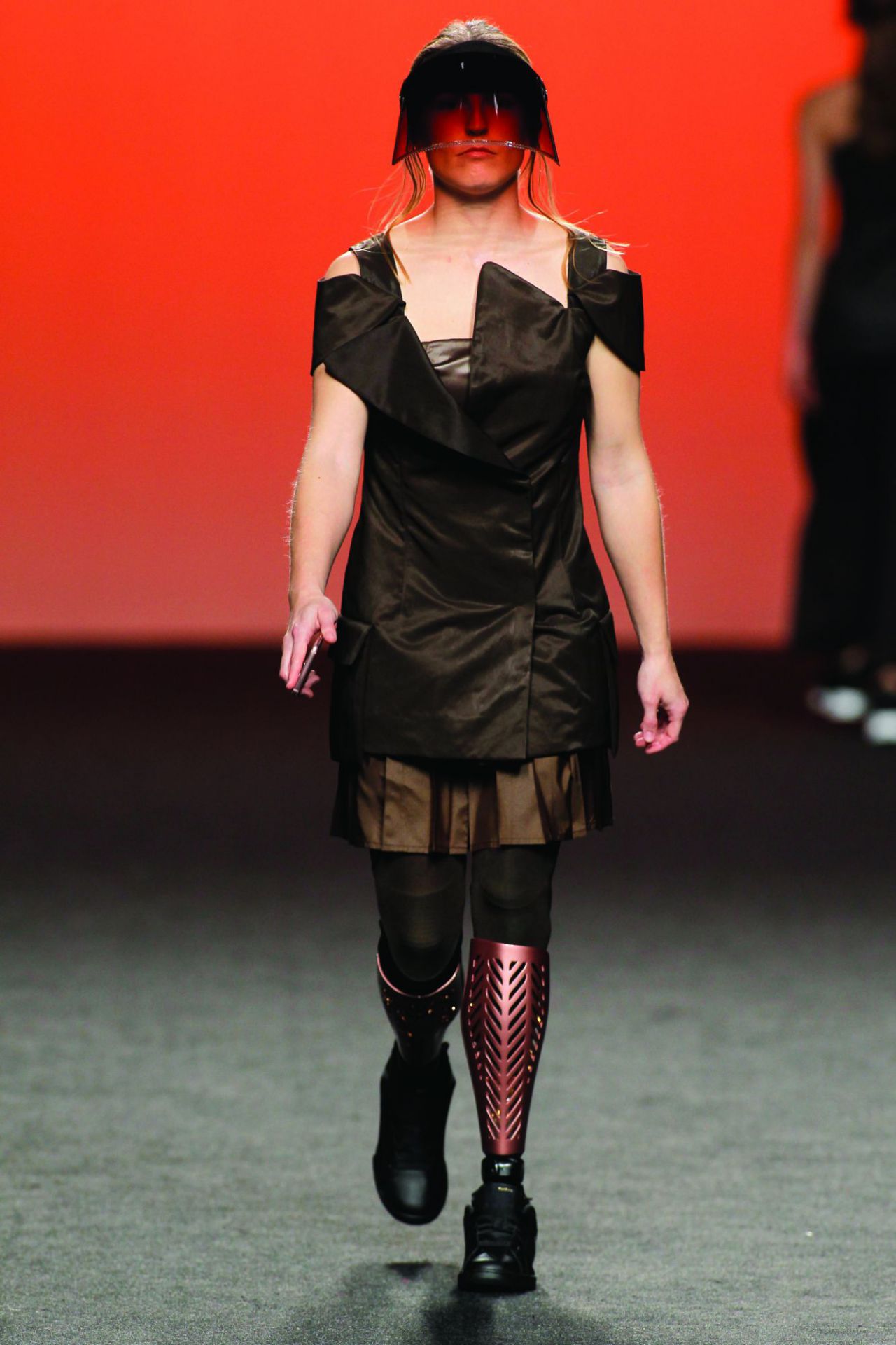 La atleta paralímpica Sara Andrés Barrio desfilando en la MBFW.