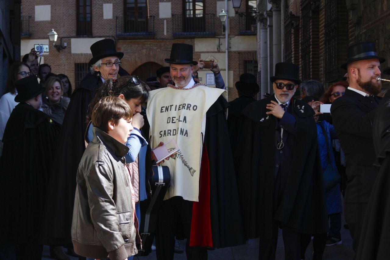 Manuela Carmena recibe el Entierro de la Sardina.