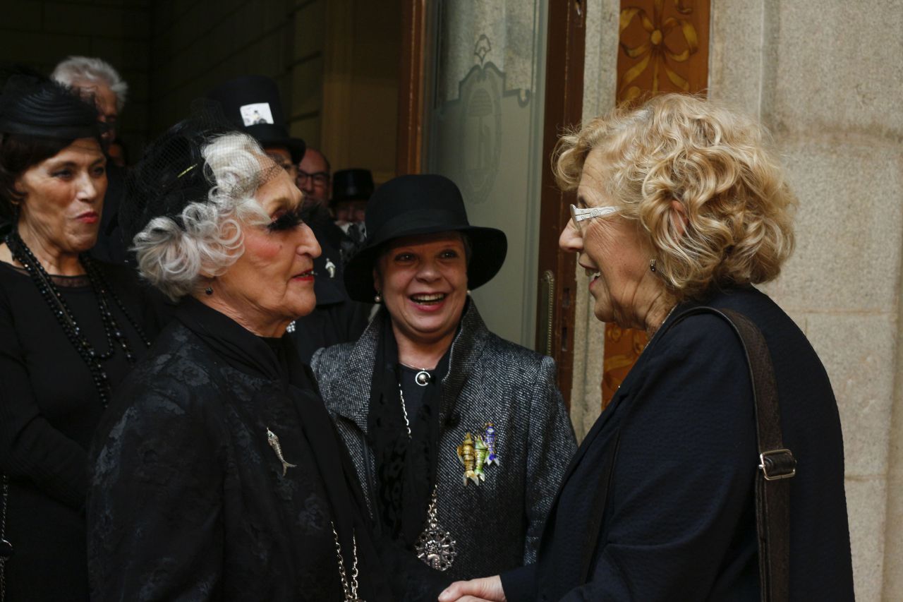 Manuela Carmena recibe el Entierro de la Sardina.