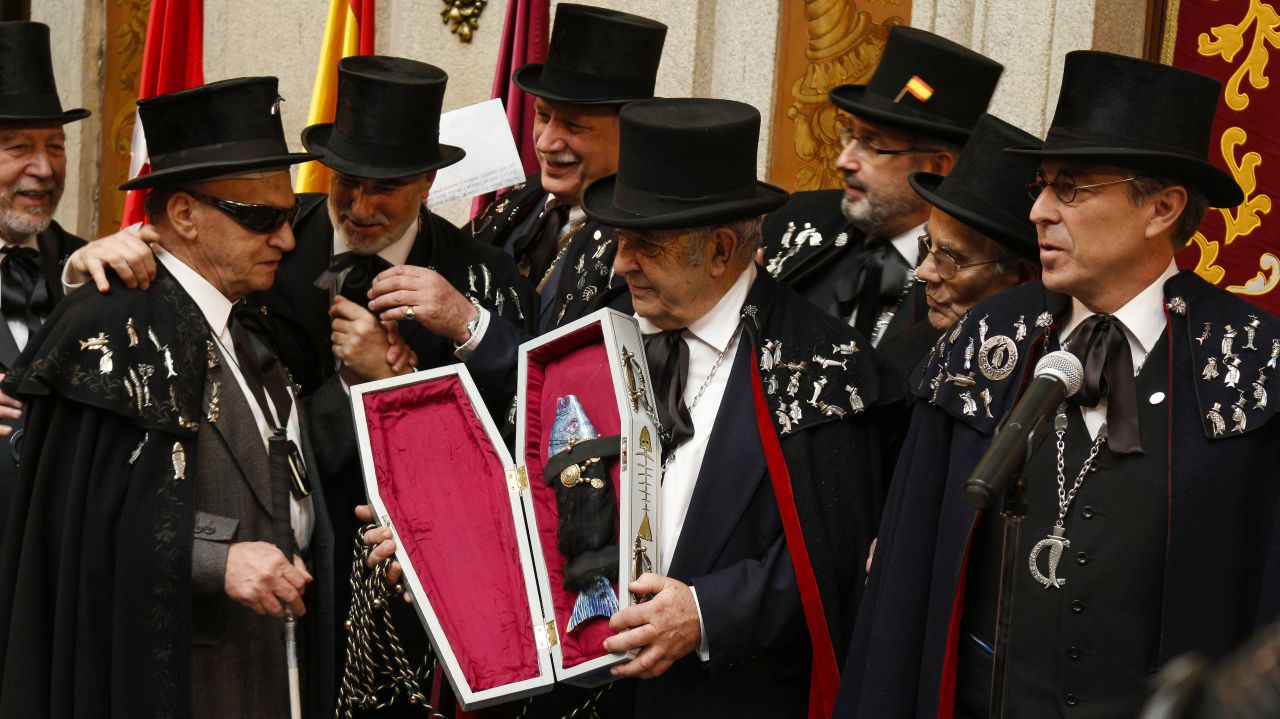Manuela Carmena recibe el Entierro de la Sardina.