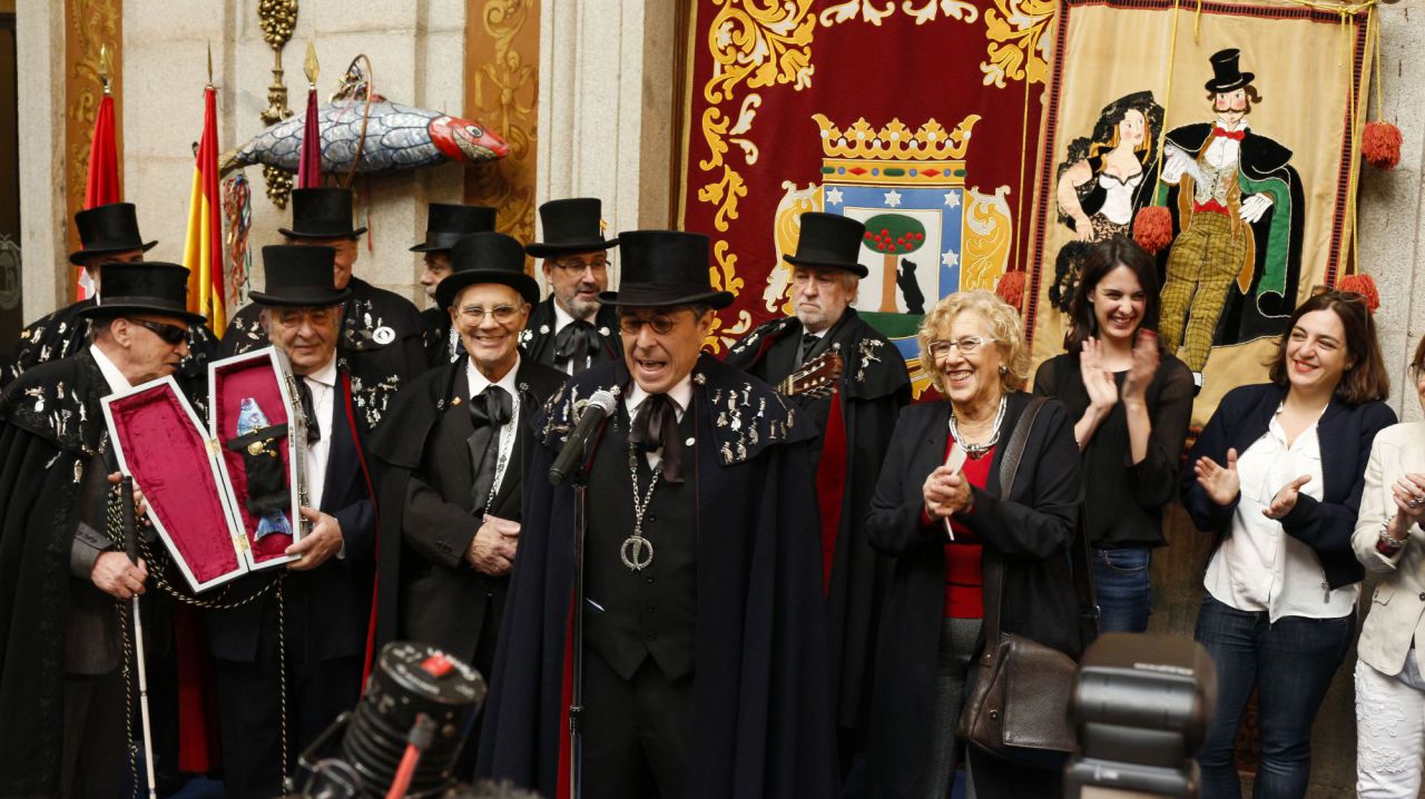 Manuela Carmena recibe el Entierro de la Sardina.