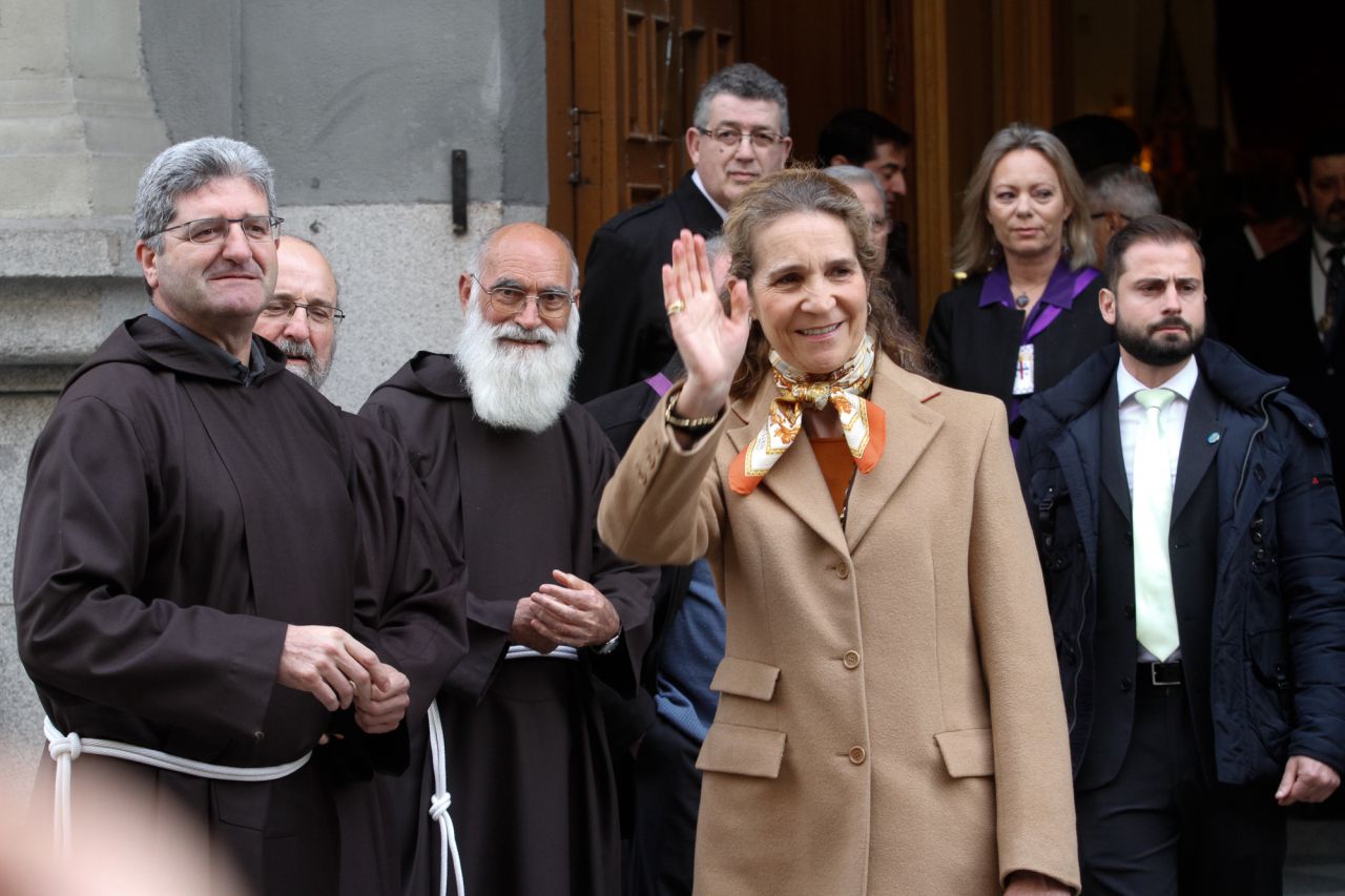 La infanta doña Elena saluda a los asistentes tras salir del besapiés.