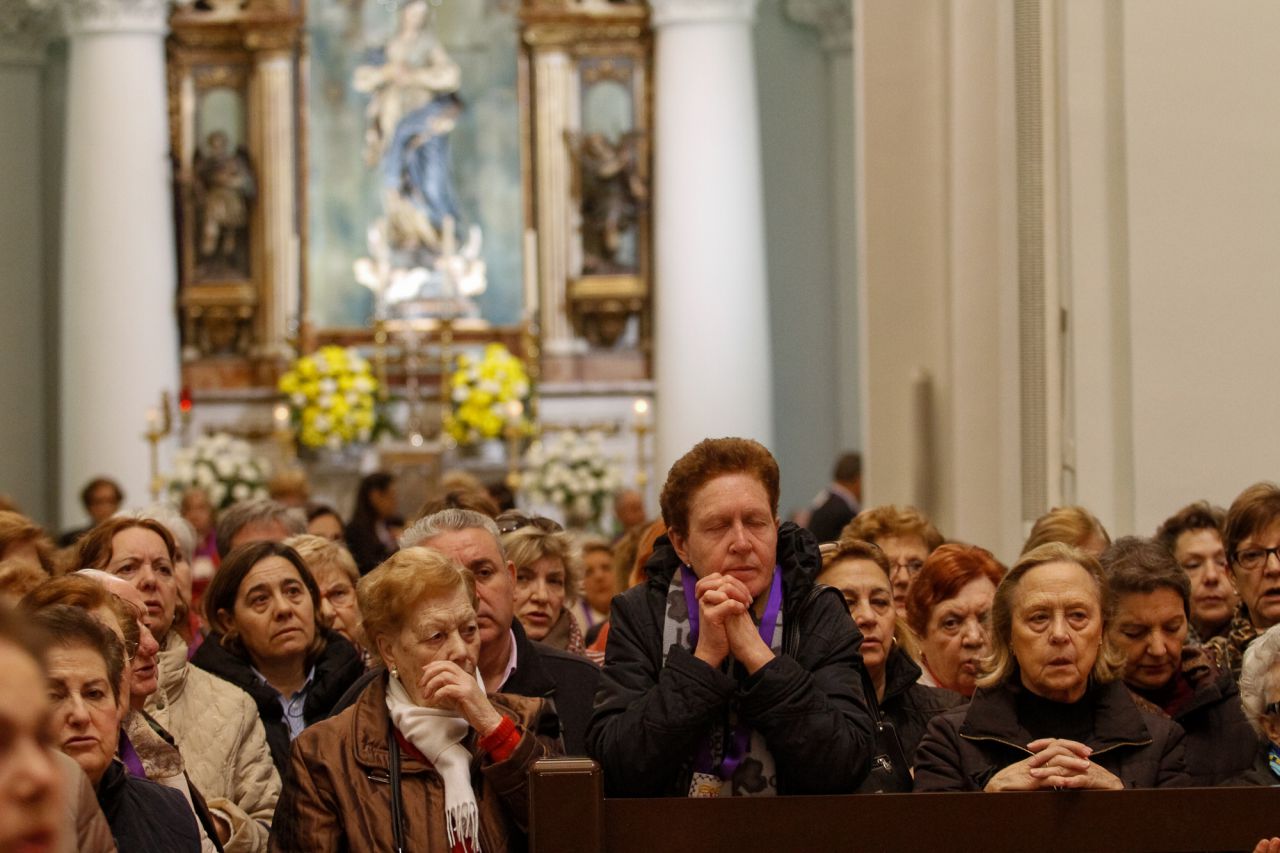 Devotas escuchando la eucaristía en la iglesia de Jesús de Medinaceli.