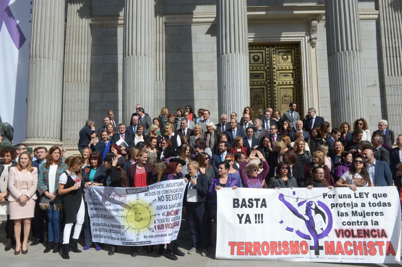 Concentración en las escaleras del Congreso de los Diputados de las diputadas de Unidos Podemos a la que se han sumado diputados y diputadas del resto de partidos políticos y al Presidencia del Congreso.