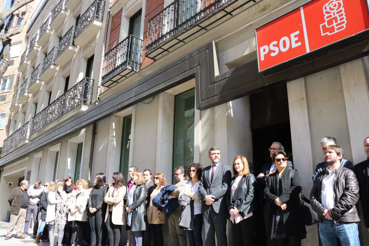 Concentración a las puertas de la sede del PSOE en la calle Ferraz por el Día Internacional de la Mujer.