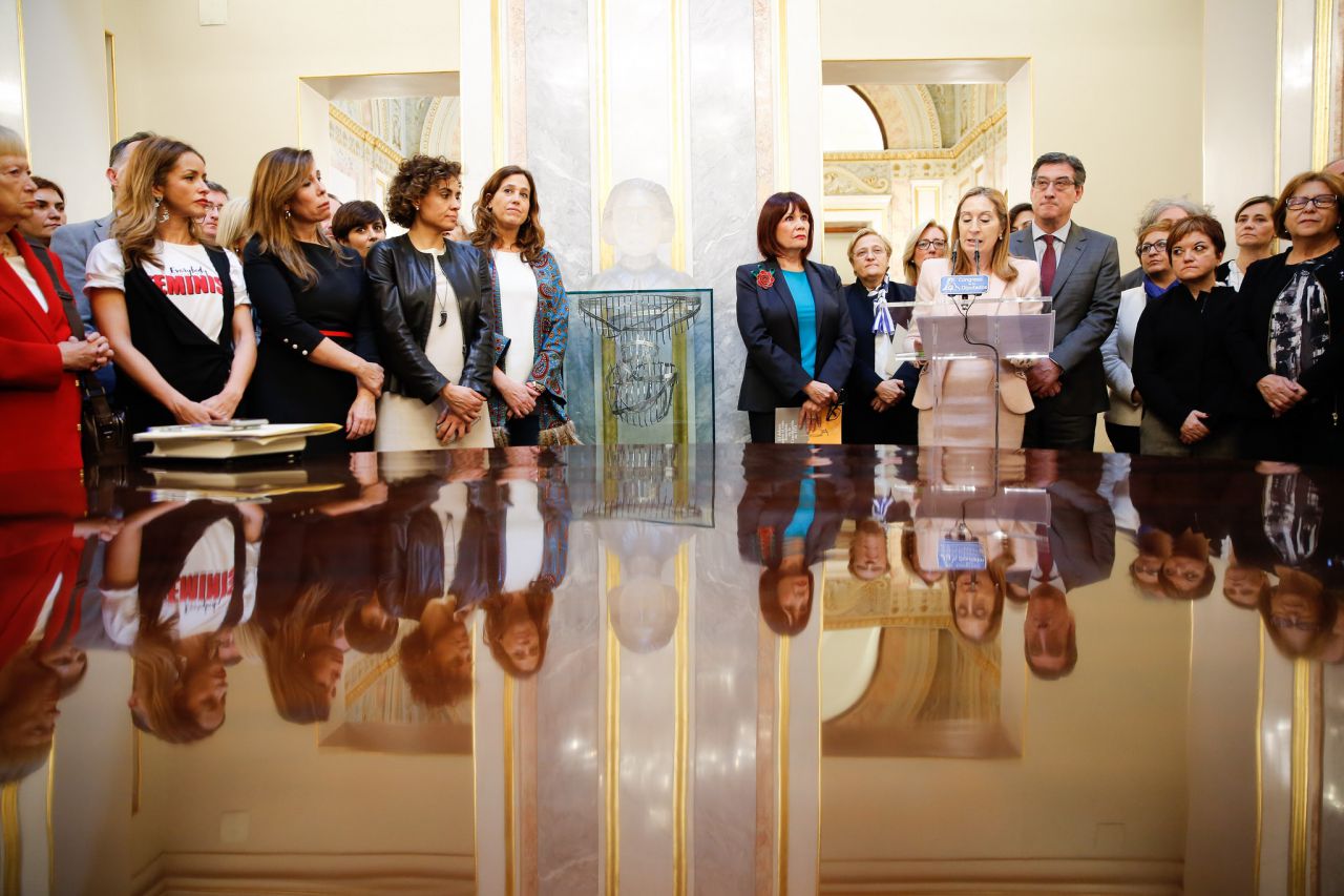 Nueva ubicación en el Congreso de los Diputados del busto de Clara Campoamor.