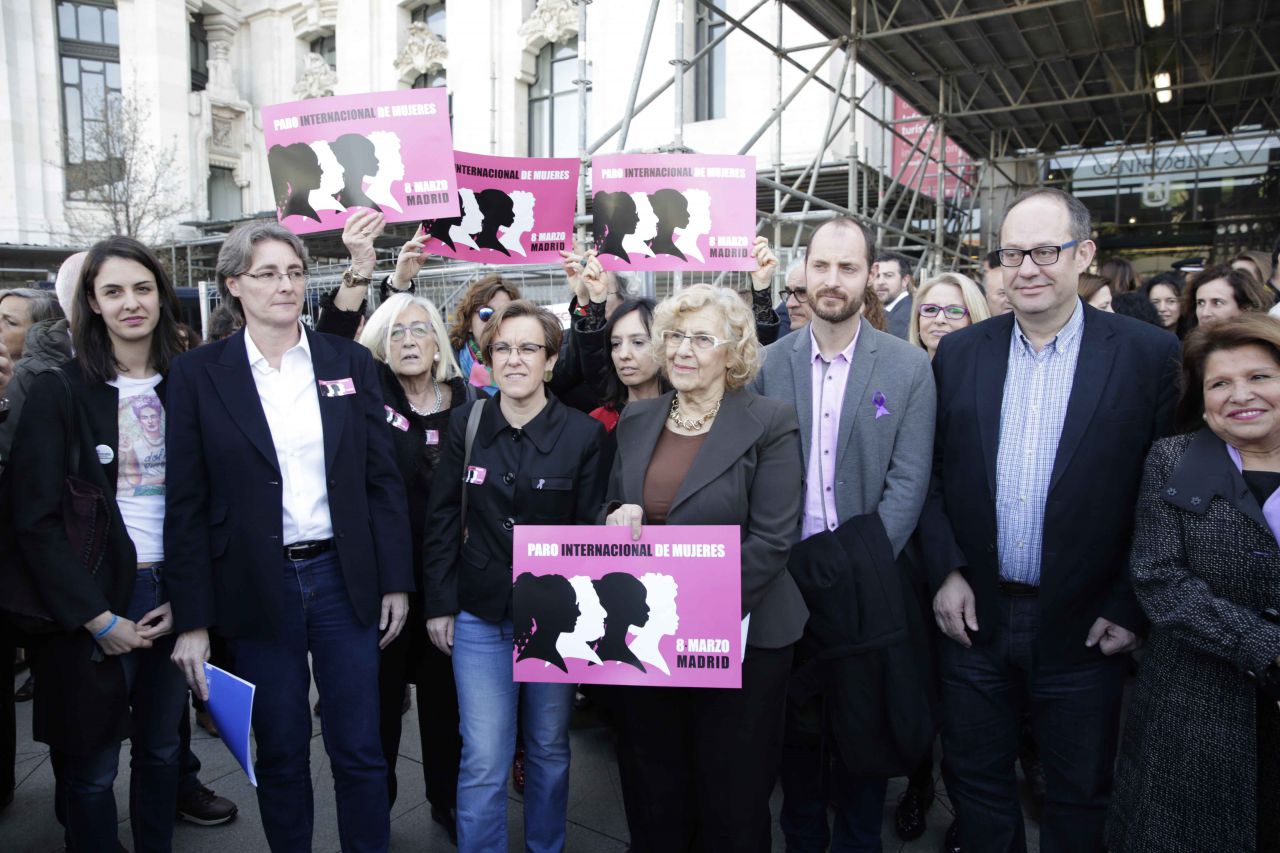 Concentración a las puertas del Ayuntamiento de Madrid por el Día Internacional de la Mujer, a la que han asistido, Manuela Carmena, Rita Maestre y Marta Higueras de Ahora Madrid, Puri Causapié, Mercedes González, Ignacio de Benito y Ramón Silva del grupo municipal socialista.