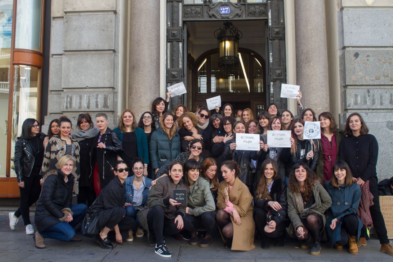 Mujeres que trabajan en el número 27 de la calle Gran Vía también han secundado el paro mundial por el Día Internacional de la Mujer.