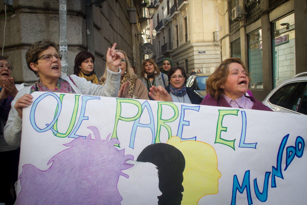 Concentración espontánea de mujeres en la calle Montera por el Día Internacional de la Mujer.