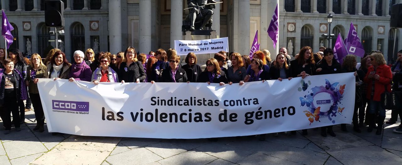 Para conmemorar el 8 de Marzo y coincidiendo con el paro de mujeres de ámbito  internacional, CCOO de Madrid se ha concentrado este miércoles en el Paseo del Prado,  donde se han congregado cientos de mujeres y hombres para, en palabras de la secretaria  de la Mujer del sindicato, Pilar Morales, “reafirmar el compromiso de CCOO con la lucha de  las mujeres”.
