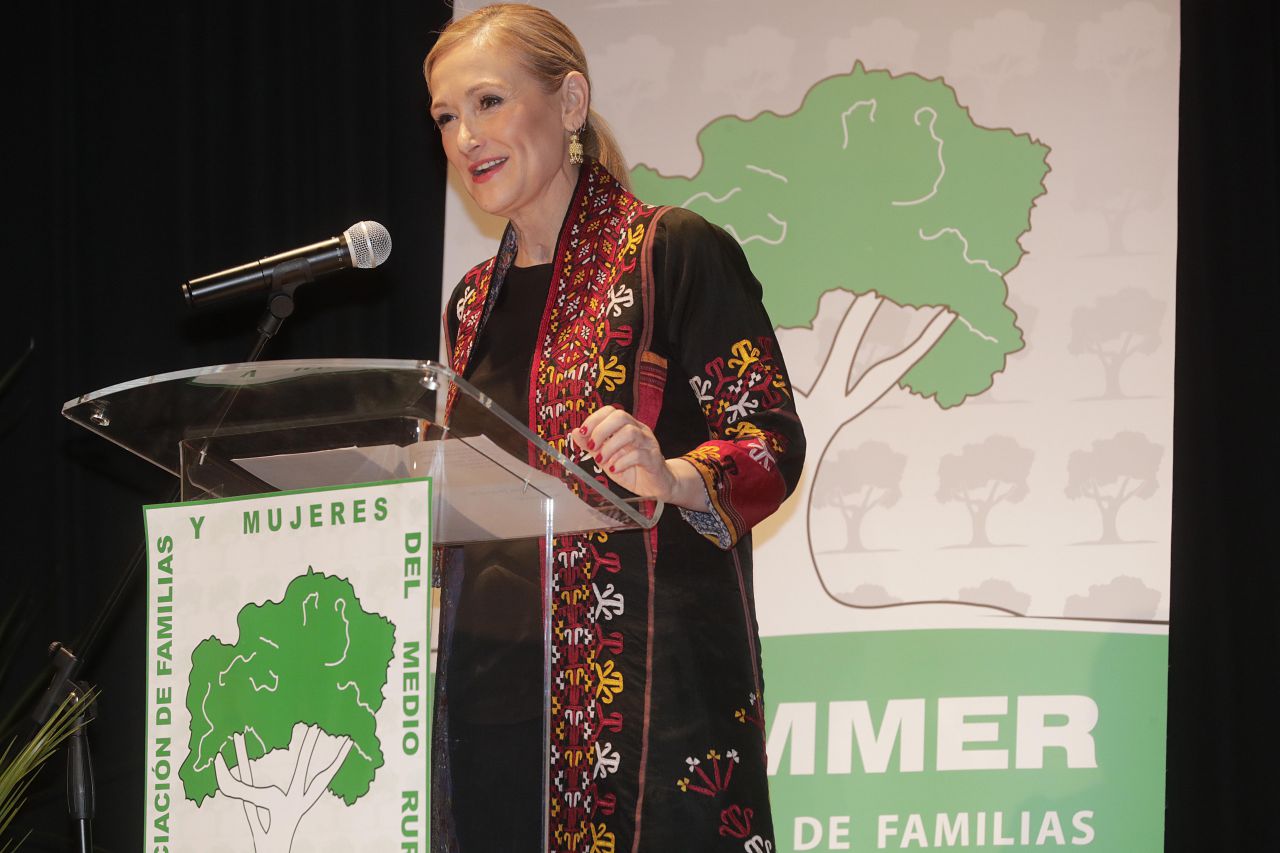 Cristina Cifuentes, en la clausura de la Jornada “Conciliación y corresponsabilidad en el  medio rural”, celebrada en el municipio de Torrejón de la Calzada con motivo

del Día Internacional de la Mujer.