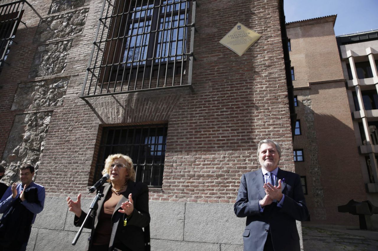 La alcaldesa de Madrid, Manuela Carmena, y el ministro de Cultura, Íñigo Méndez de Vigo, han inaugurado una placa conmemorativa del Lyceum Club Femenino en el edificio que albergó a la influyente asociación de mujeres,  conocido como la Casa de las Siete Chimeneas y situado en  la plaza del Rey esquina con la calle Infantas.