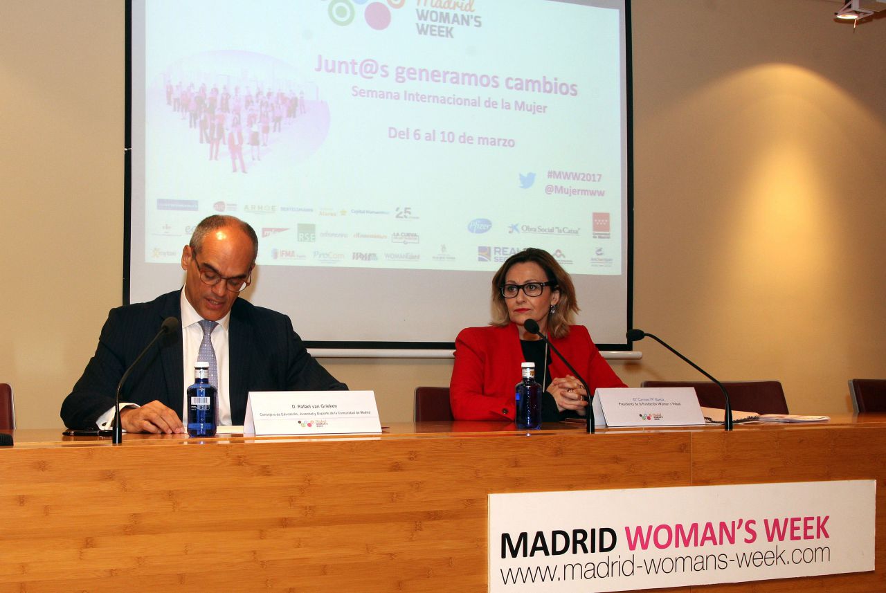 El consejero de Educación, Juventud y Deporte ha inaugurado la Jornada de Cultura y Ciencia de la Madrid Woman’s Week. Un panel de expertos ha analizado el papel de la mujer en la ciencia y se ha tratado el tema de los estereotipos en el cine, entre otras cuestiones.