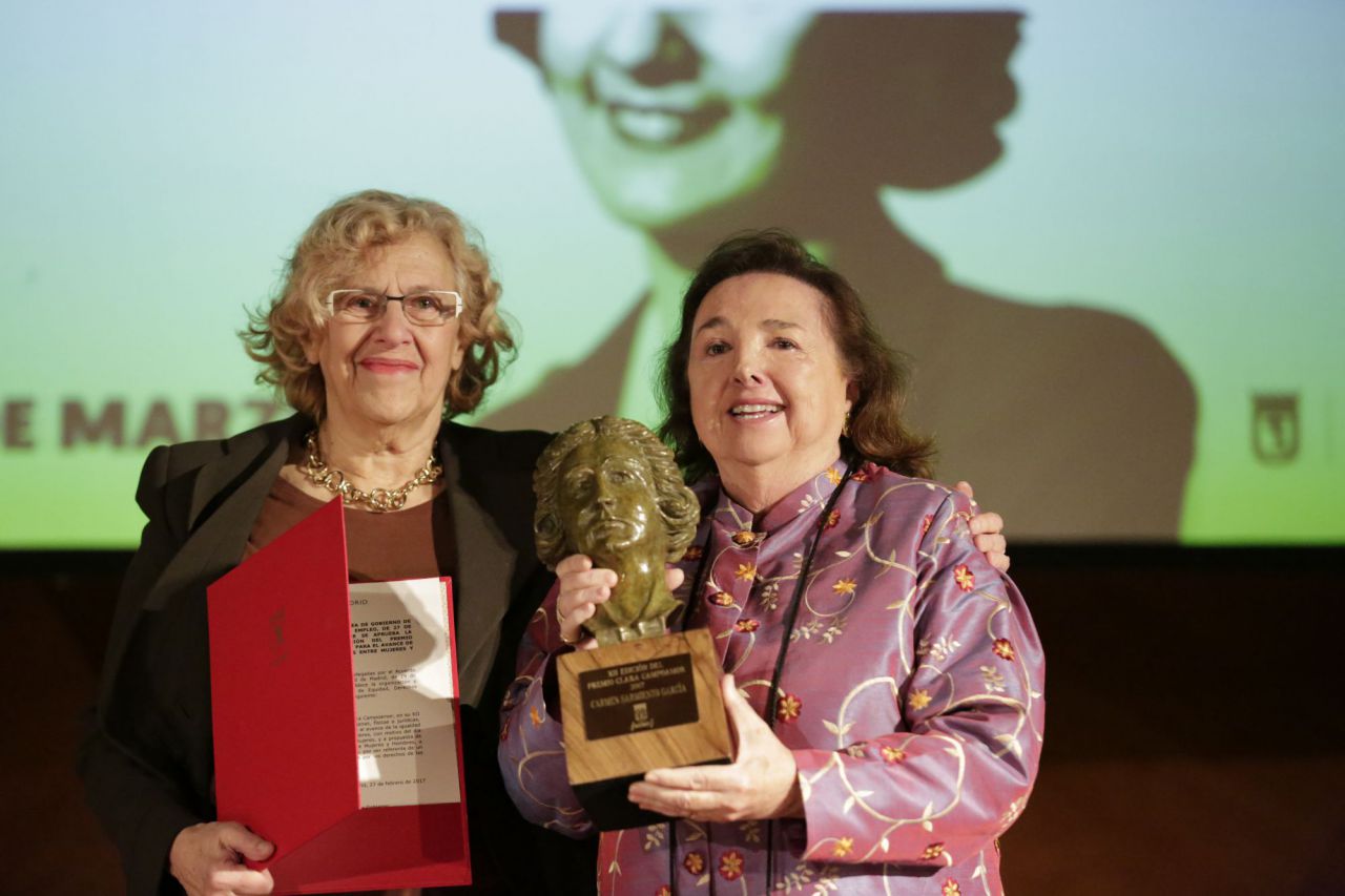 La periodista y activista feminista Carmen Sarmiento ha recogido el premio Clara Campoamor de manos de la alcaldesa de Madrid, Manuela Carmena.