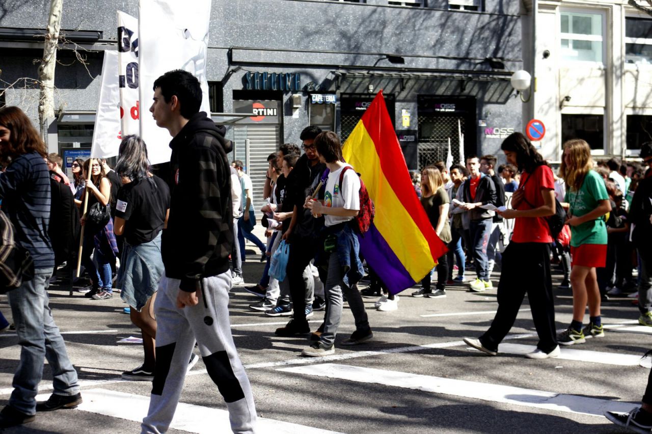Estudiantes manifestándose contra la LOMCE y contra los recortes en el ámbito educativo.
