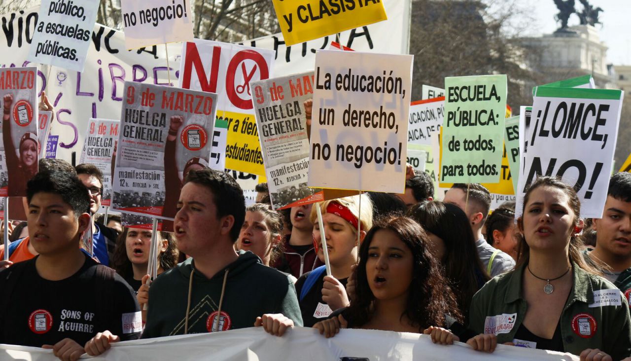 Estudiantes manifestándose contra la LOMCE y contra los recortes en el ámbito educativo.