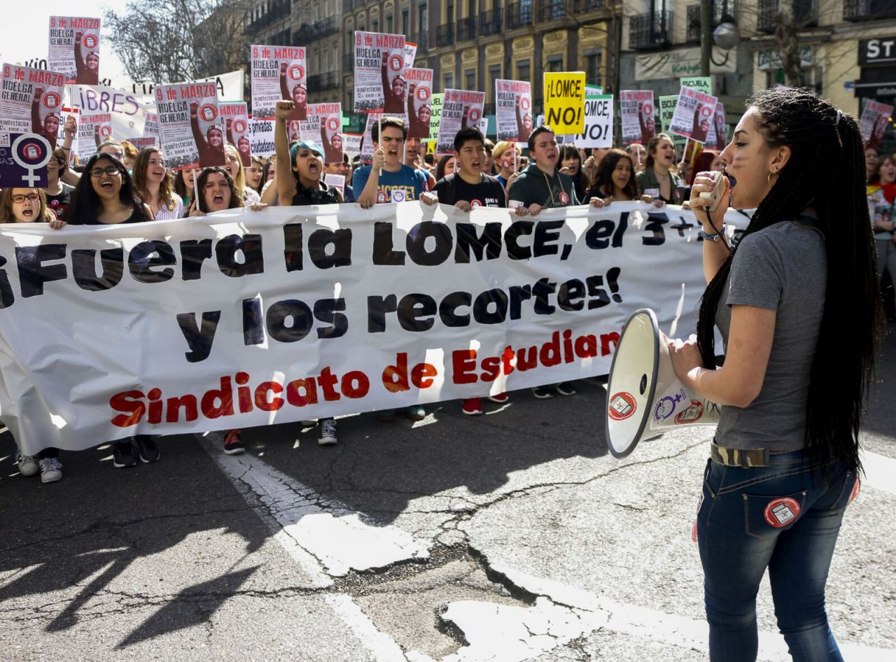 Estudiantes manifestándose contra la LOMCE y contra los recortes en el ámbito educativo.