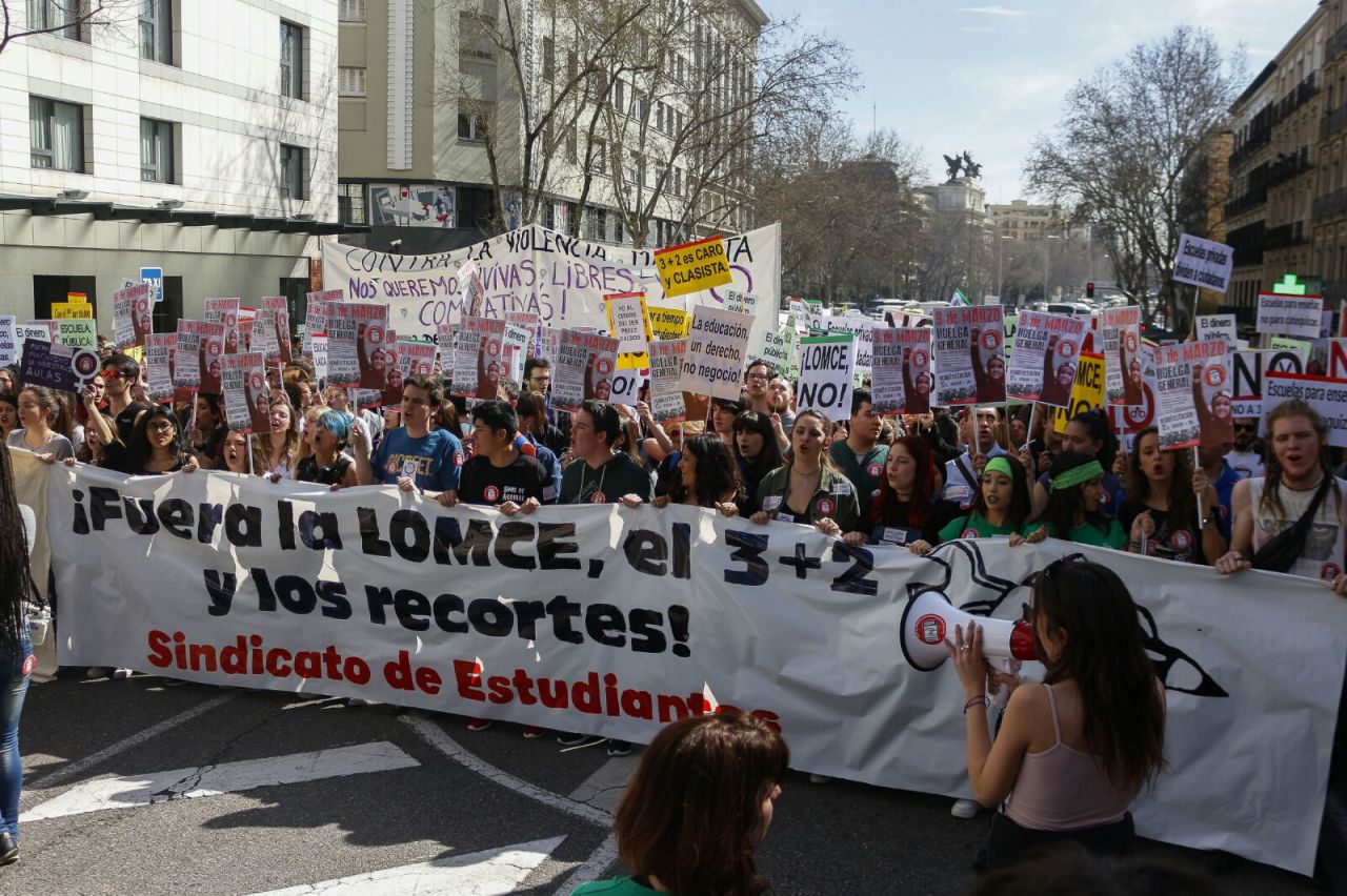 Estudiantes manifestándose contra la LOMCE y contra los recortes en el ámbito educativo.