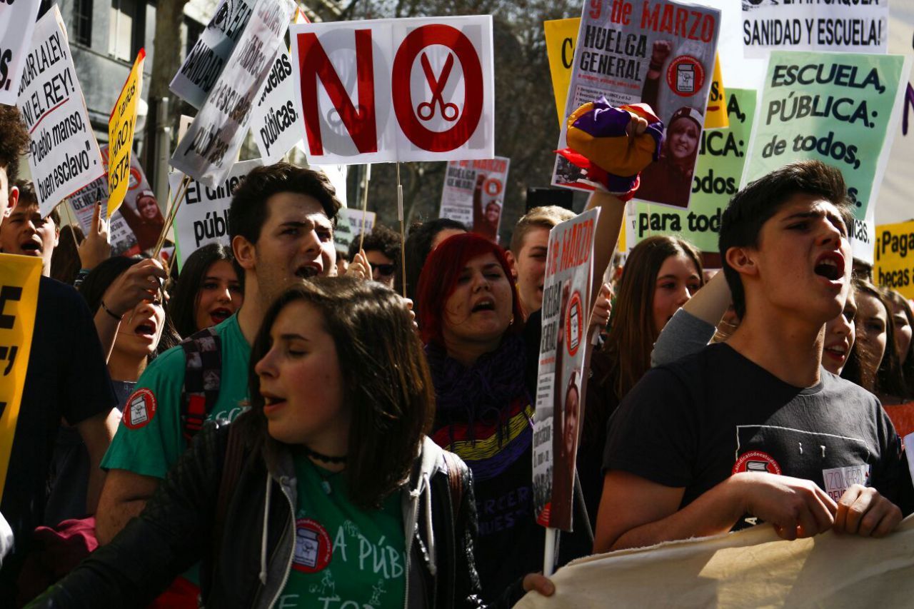 Estudiantes manifestándose contra la LOMCE y contra los recortes en el ámbito educativo.
