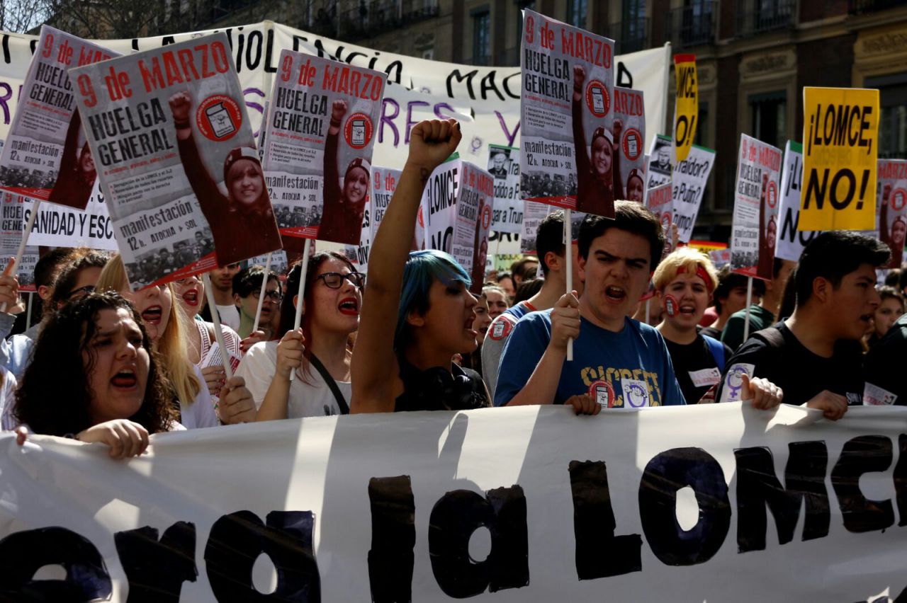 Estudiantes manifestándose contra la LOMCE y contra los recortes en el ámbito educativo.