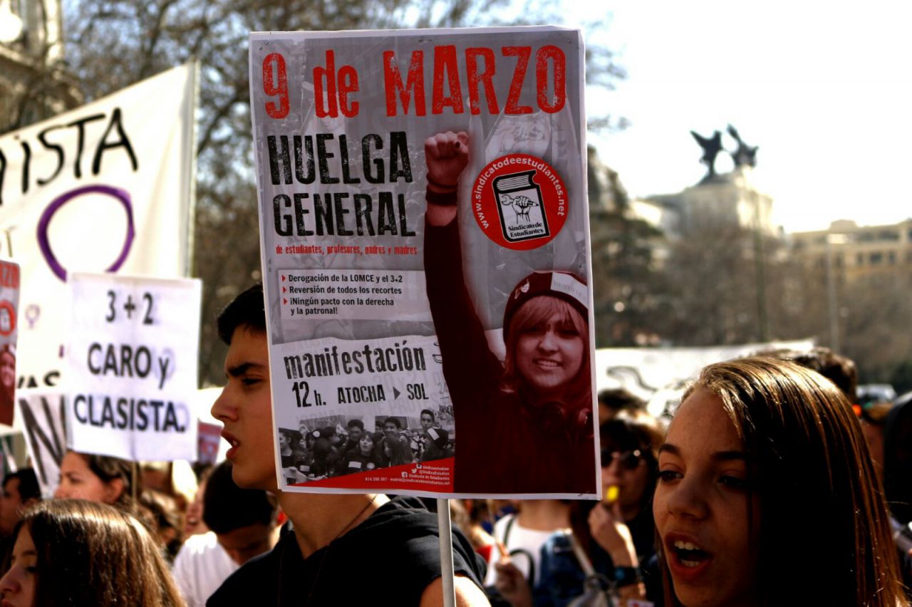 Estudiantes manifestándose contra la LOMCE y contra los recortes en el ámbito educativo.