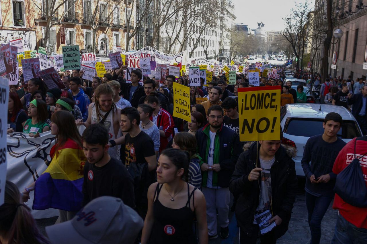 Estudiantes manifestándose contra la LOMCE y contra los recortes en el ámbito educativo.