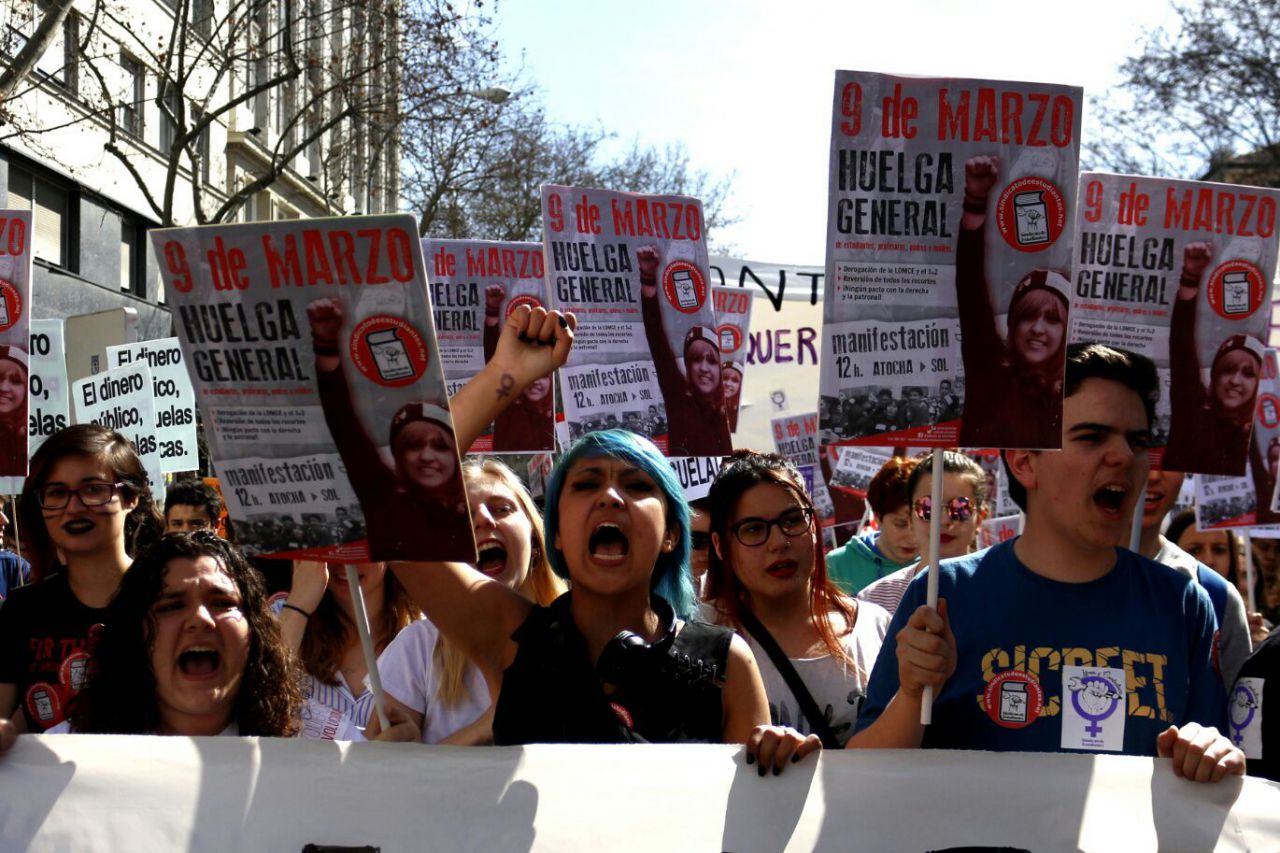 Estudiantes manifestándose contra la LOMCE y contra los recortes en el ámbito educativo.