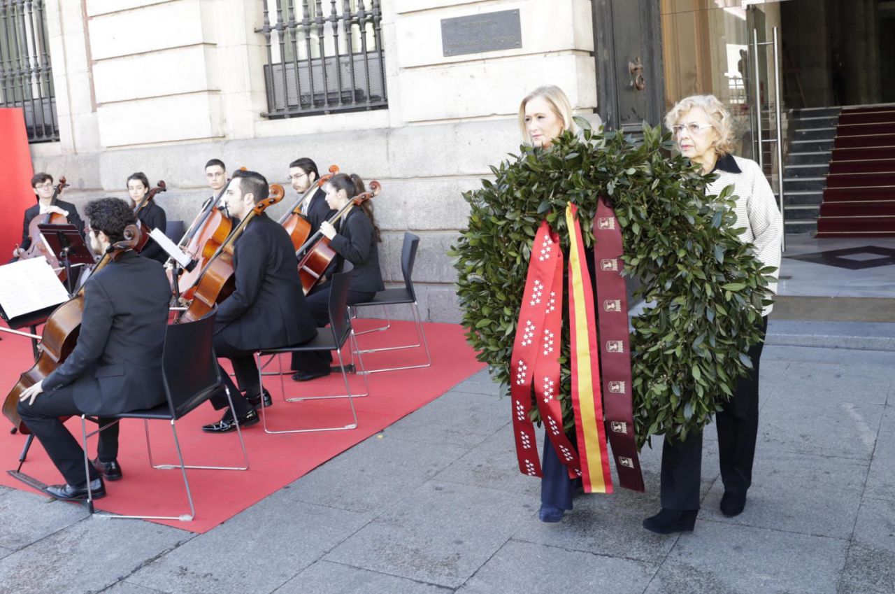 Estrado frente a la placa de la Real Casa de Correos 