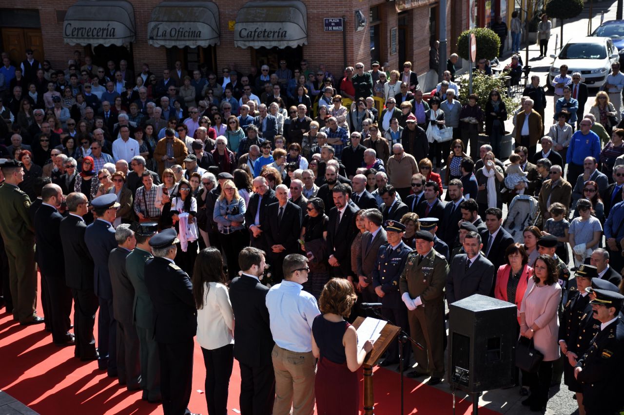 Decenas de personas honran la memoria de los fallecidos en Alcalá