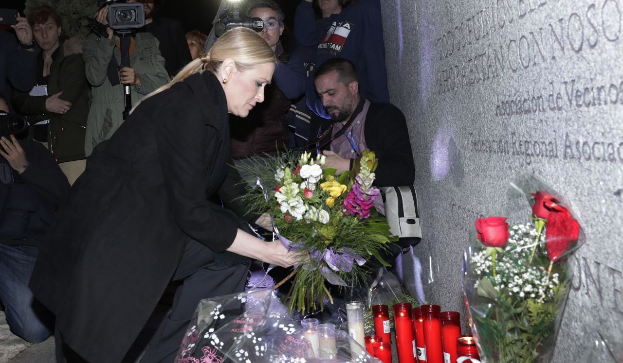 Cifuentes honra a los fallecidos en los actos de El Pozo y Santa Eugenia
