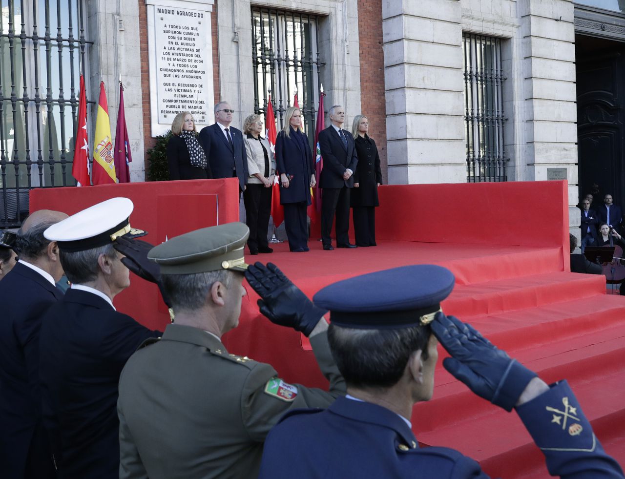 Homenaje institucional en la Puerta del Sol.