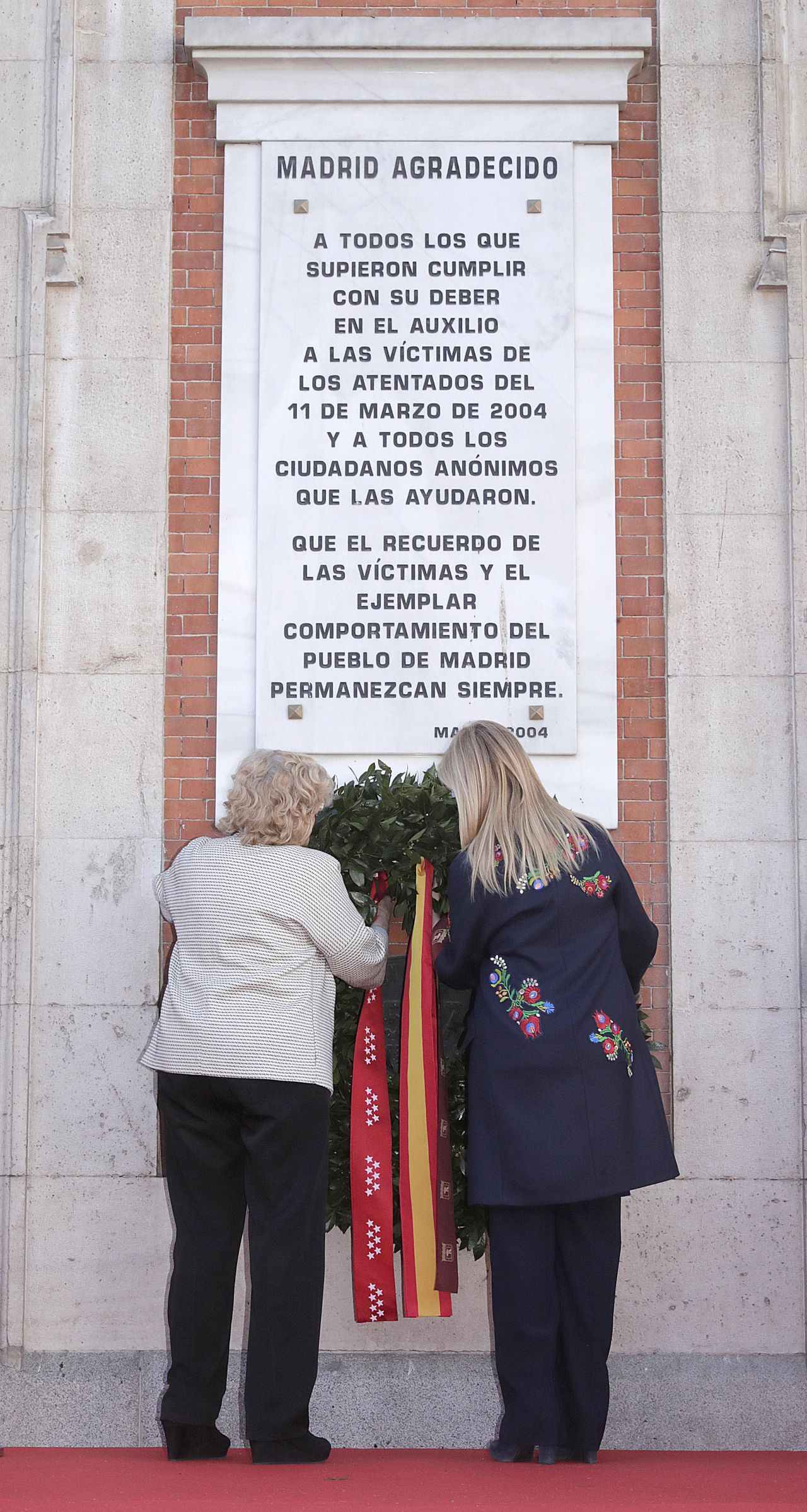 Homenaje institucional en la Puerta del Sol.