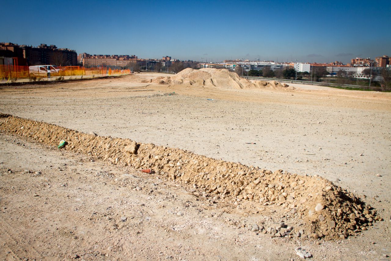 Solar a la espera de la obra de urbanización de los terrenos que conformarán los aparcamientos exteriores.