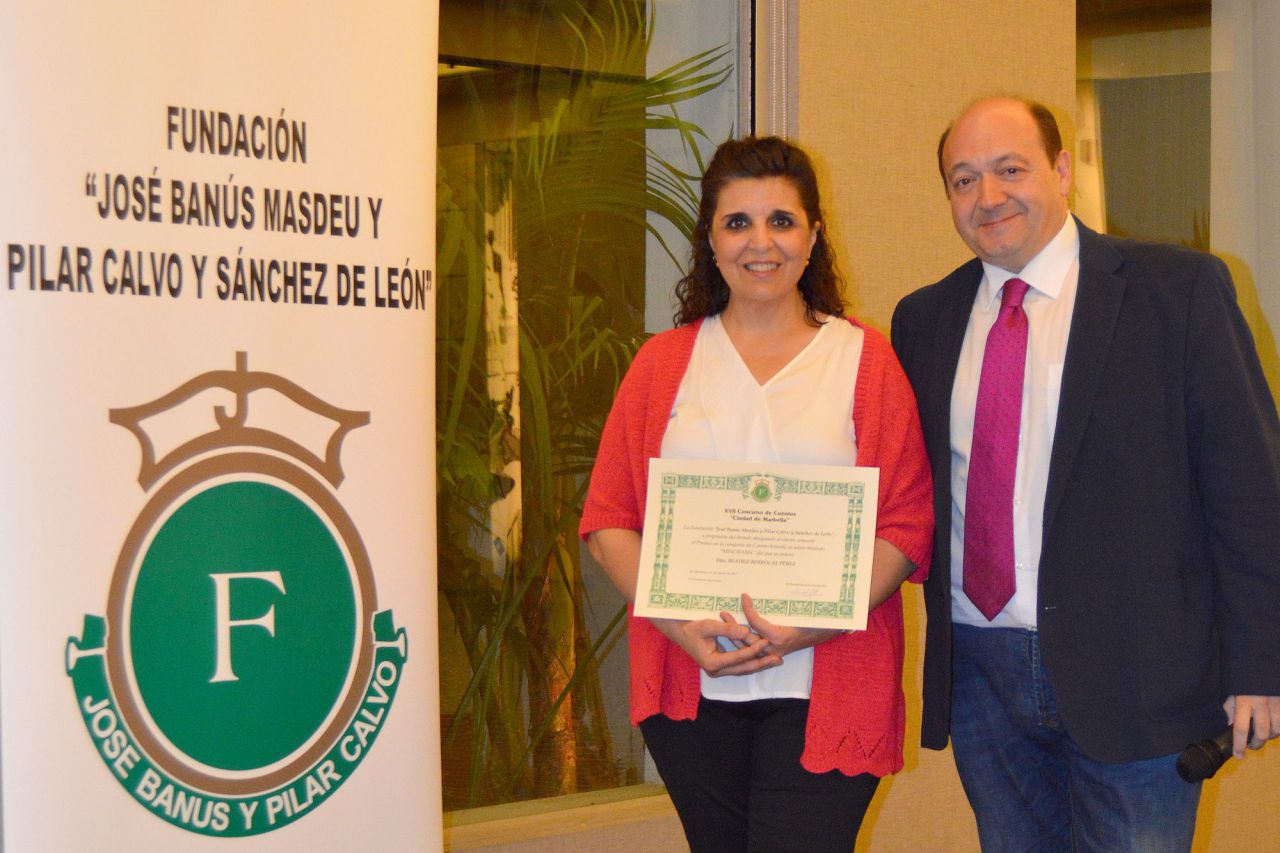 Constantino Mediavilla, presidente de la APEI, con Beatriz Berrocal, la ganadora en la categoría de cuento infantil