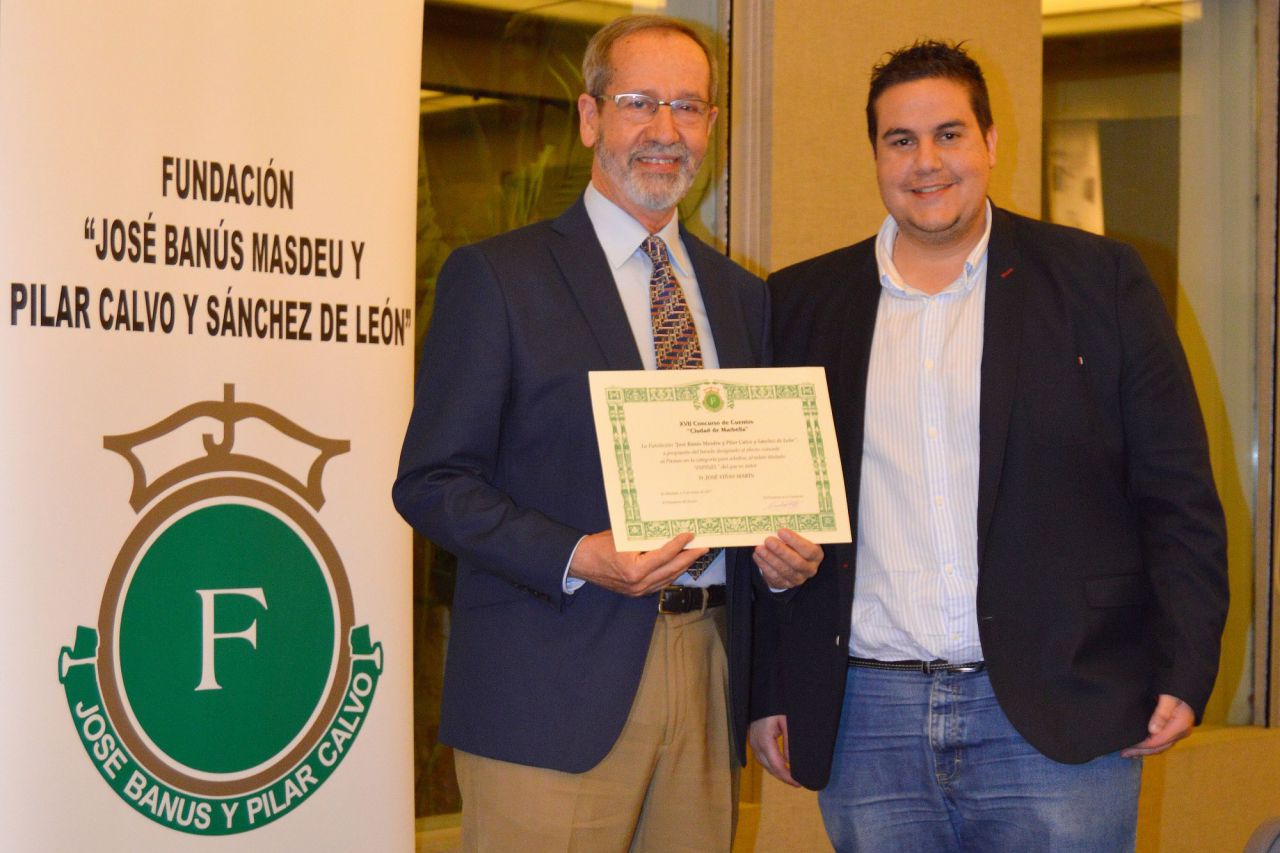 Manuel García, concejal de juventud del Ayuntamiento de Marbella con el ganador del  Premio XVII Concurso de Cuentos 