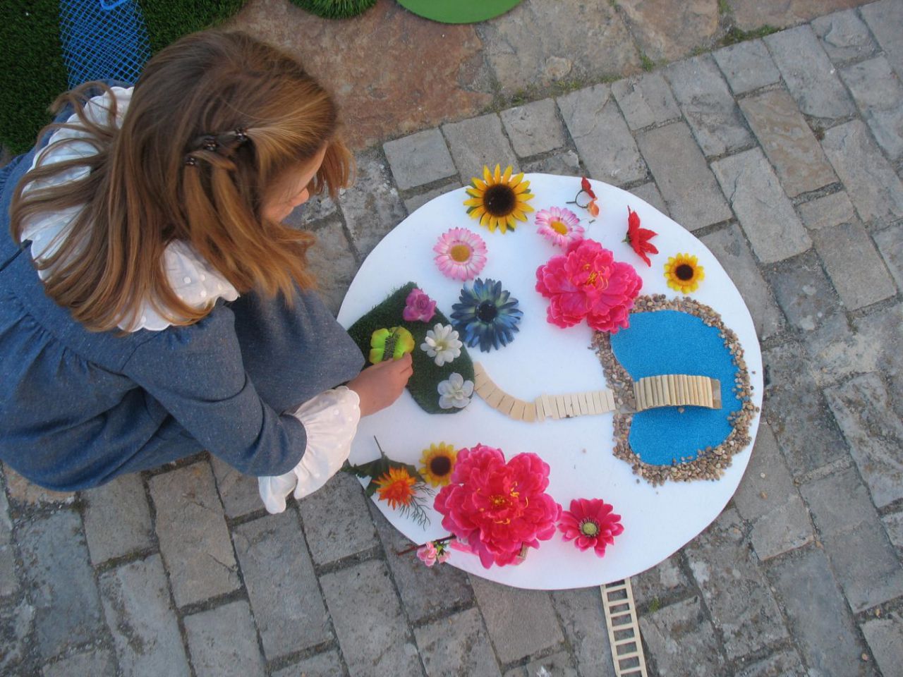 Archipiélagos: taller de jardines efímeros para niños donde los más pequeños podrán crear su propio jardín en miniatura, que se conectará con el del resto de participantes formando un gran jardín colectivo, un archipiélago de color diverso, único e irrepetible.