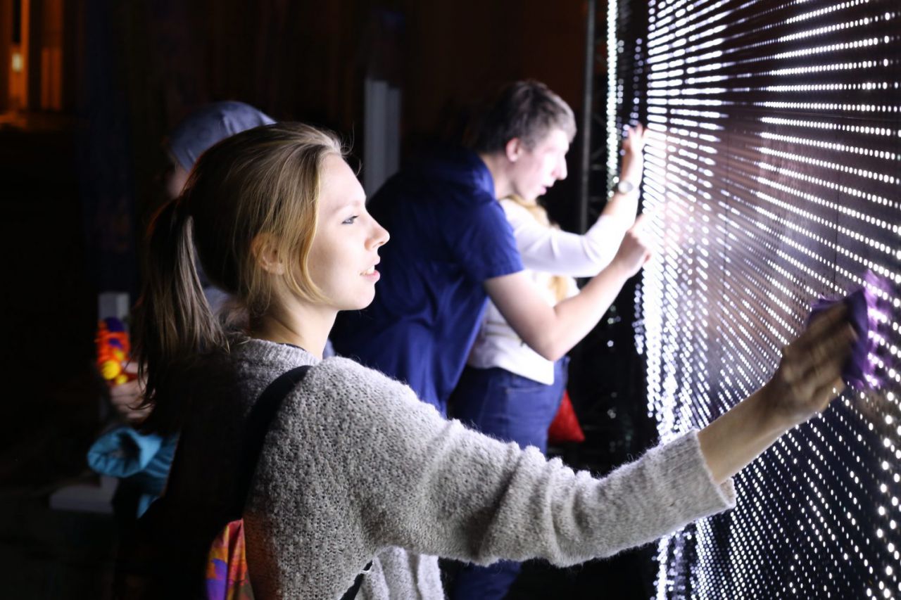 Graffiti con luz: un panel de alta definición de 16 metros de longitud realizado con miles de luces LED sobre los que el público podrá dibujar y escribir con una pistola de agua, un pincel, los dedos o cualquier objeto húmedo.