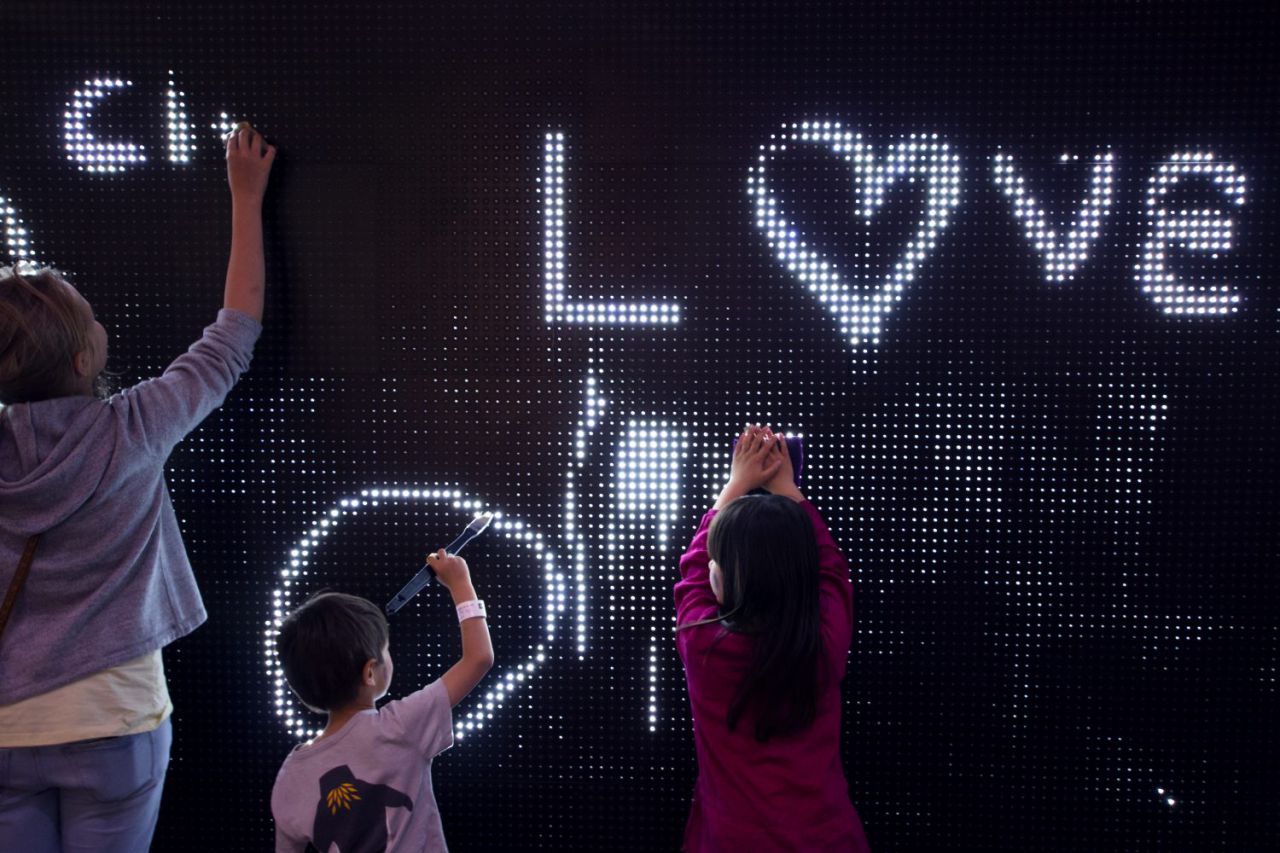 Graffiti con luz: un panel de alta definición de 16 metros de longitud realizado con miles de luces LED sobre los que el público podrá dibujar y escribir con una pistola de agua, un pincel, los dedos o cualquier objeto húmedo.