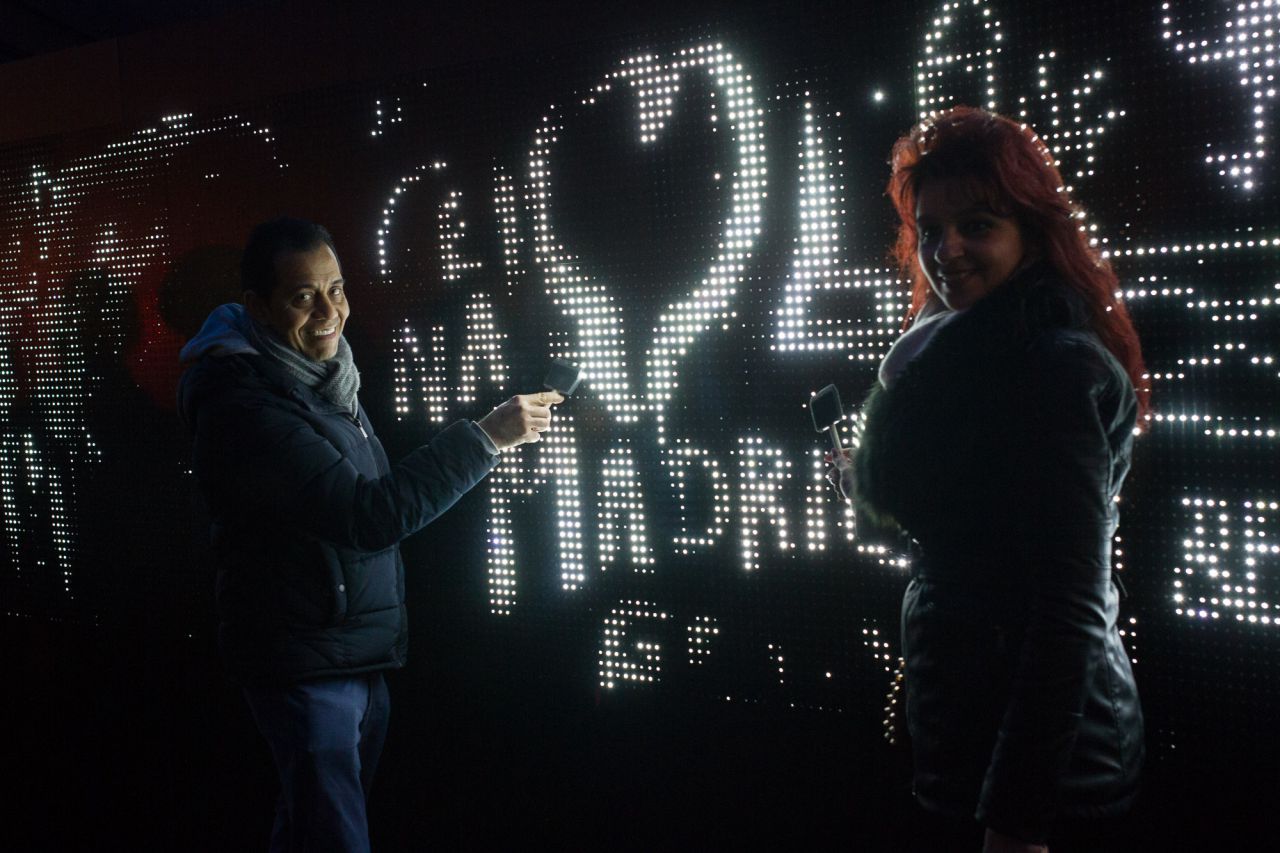 La Plaza Mayor de Madrid celebra desde esta noche hasta el 26 de marzo la llegada de la primavera con la elaboración de un graffiti con luz sobre un panel de 16 metros de longitud en el que podrá participar el público.