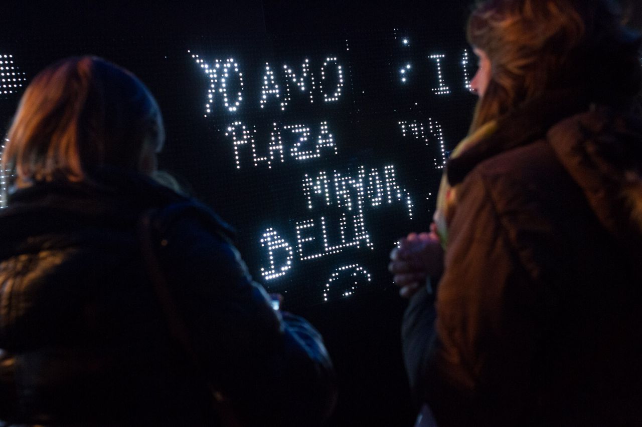 La Plaza Mayor de Madrid celebra desde esta noche hasta el 26 de marzo la llegada de la primavera con la elaboración de un graffiti con luz sobre un panel de 16 metros de longitud en el que podrá participar el público.