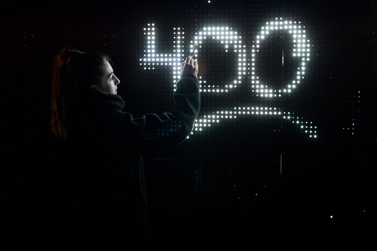 La Plaza Mayor de Madrid celebra desde esta noche hasta el 26 de marzo la llegada de la primavera con la elaboración de un graffiti con luz sobre un panel de 16 metros de longitud en el que podrá participar el público.