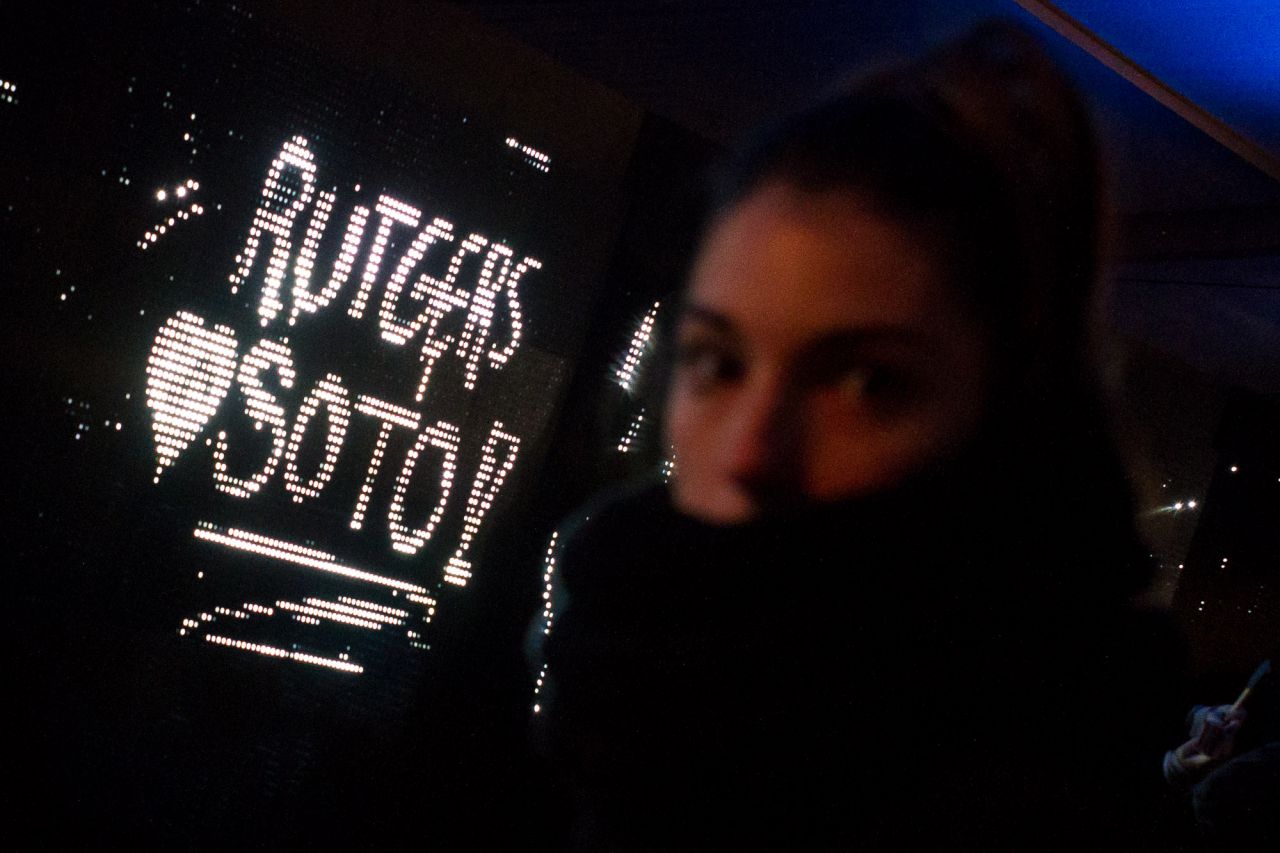 La Plaza Mayor de Madrid celebra desde esta noche hasta el 26 de marzo la llegada de la primavera con la elaboración de un graffiti con luz sobre un panel de 16 metros de longitud en el que podrá participar el público.