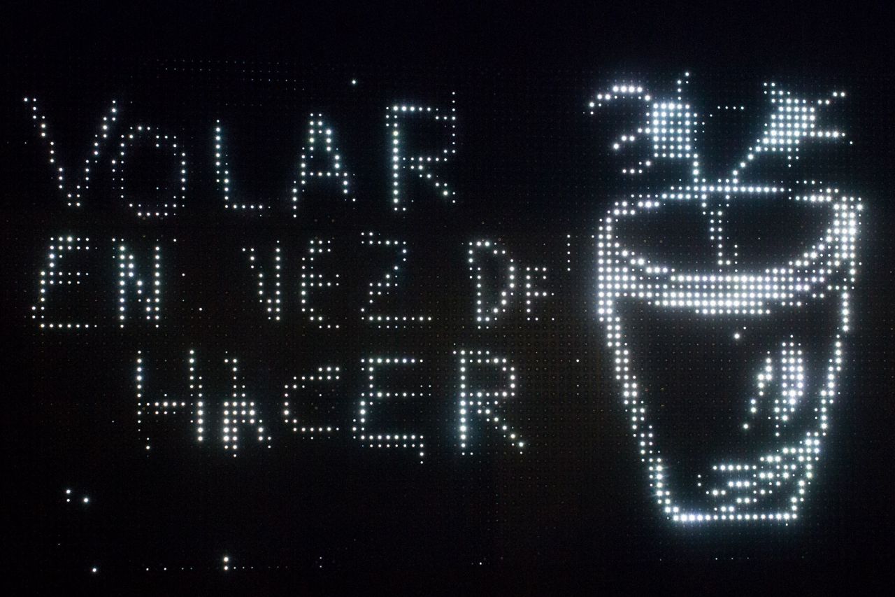 La Plaza Mayor de Madrid celebra desde esta noche hasta el 26 de marzo la llegada de la primavera con la elaboración de un graffiti con luz sobre un panel de 16 metros de longitud en el que podrá participar el público.